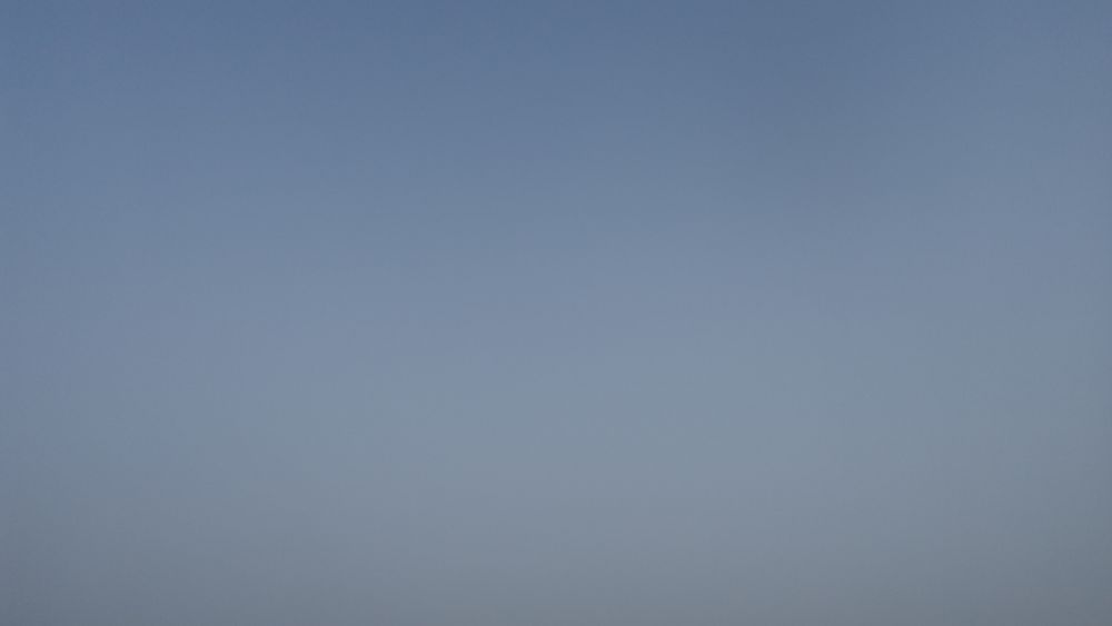 霞んだ青空