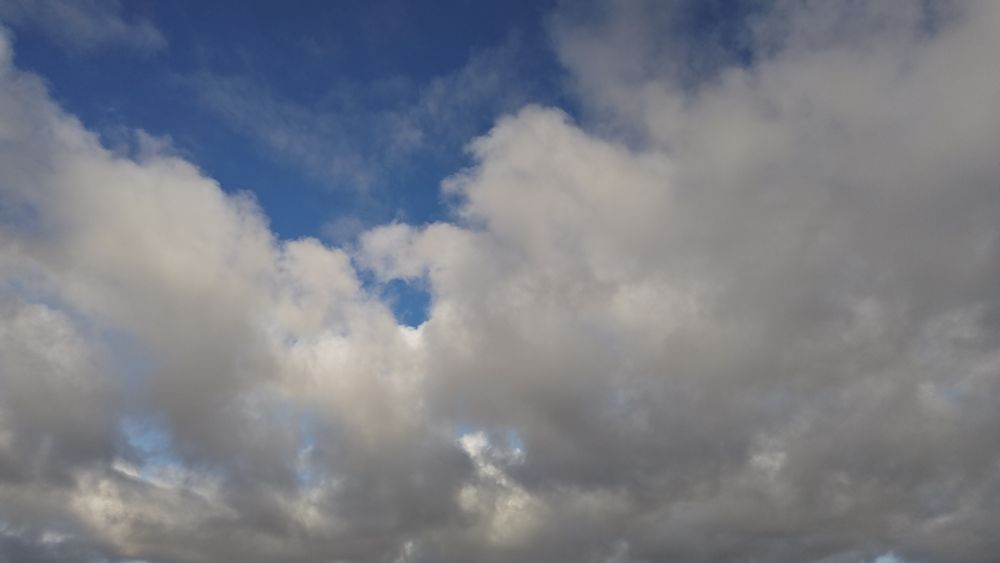 雲の向こうに青空