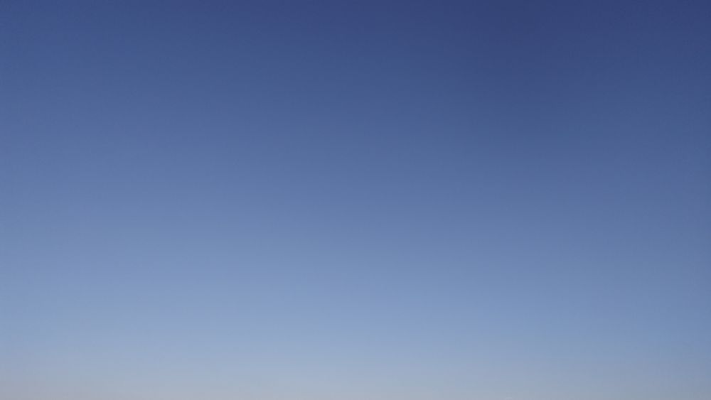 少し霞んだ青空