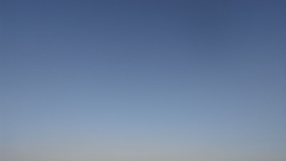 霞んだ青空