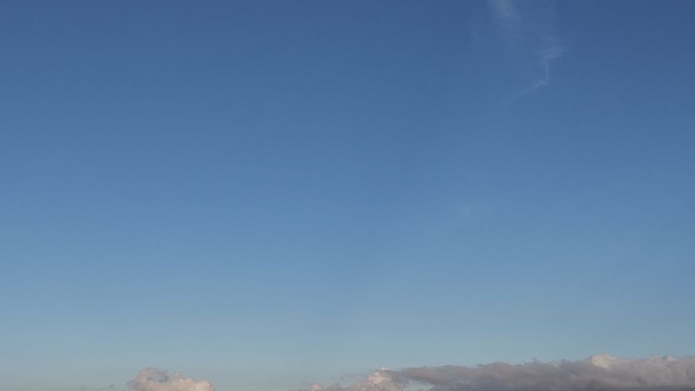青空と低い雲