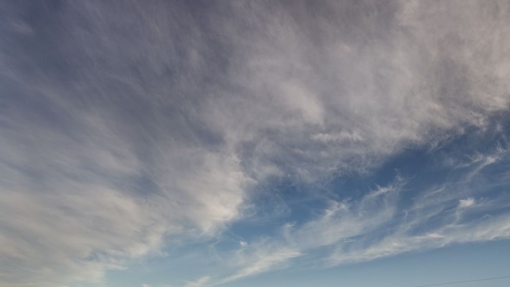 雲の掛かった青空