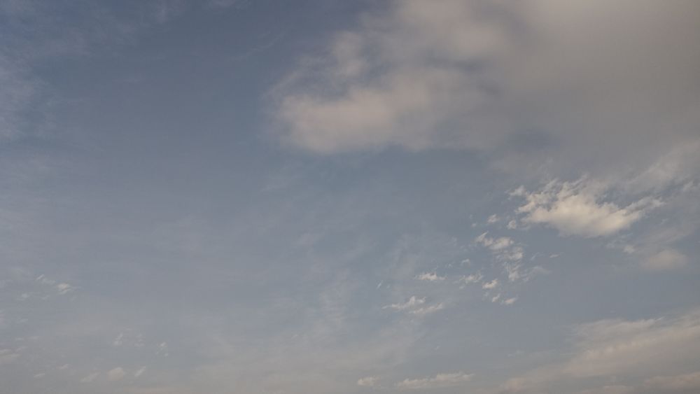 雲の掛かった青空