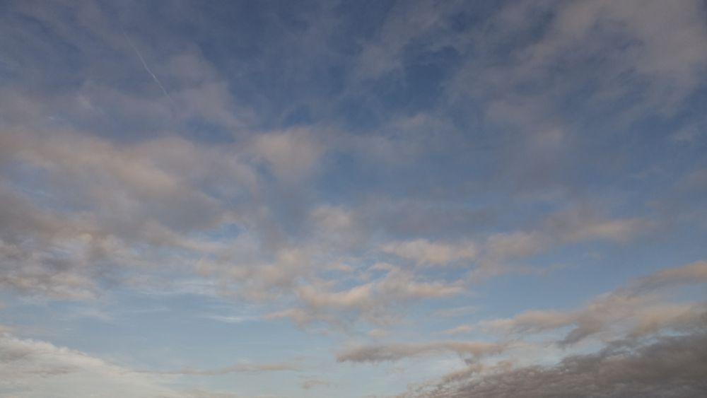雲の多い空