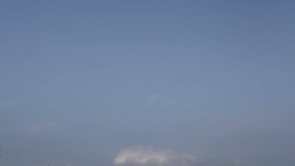 霞んだ青空