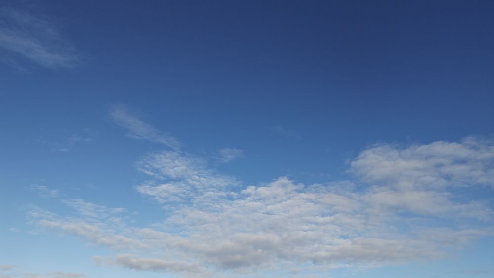 雲の浮かぶ青空