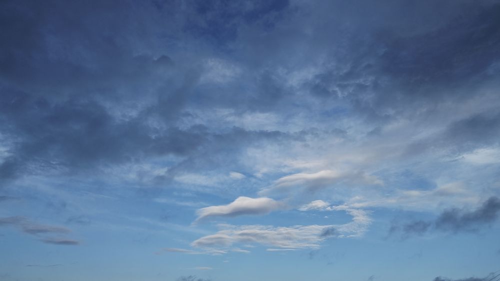 手前に低い雲、遠くに青空