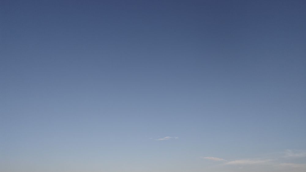 薄雲のある青空