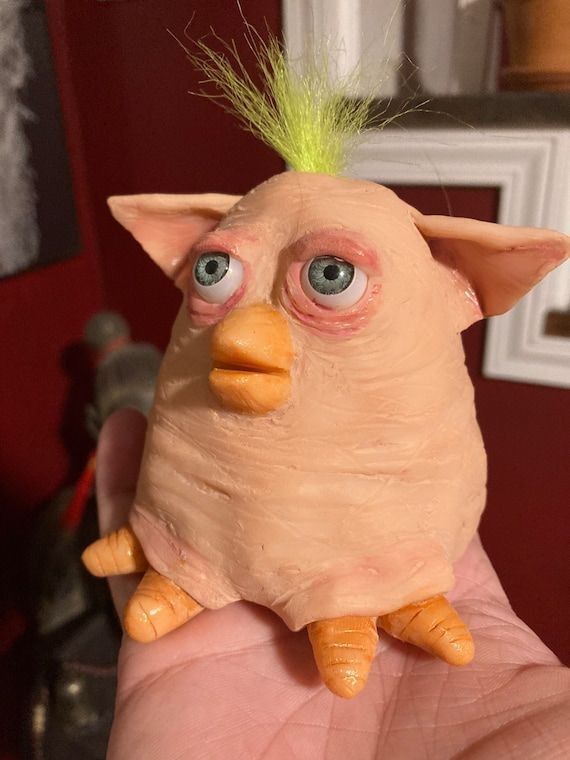 ein nackter furby, fleischig