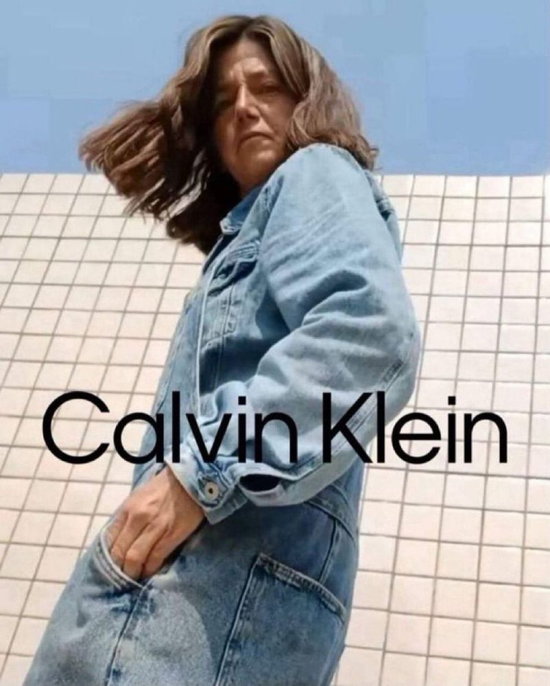 A menina do Ministério Etrom posa com as mãos no bolso, fitando a câmera e com o vestúario todo em jeans tal qual a uma campanha da Calvin Klein