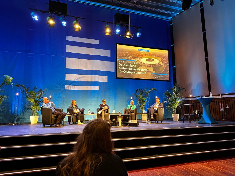 Panel mit sitzenden Diskutant*innen