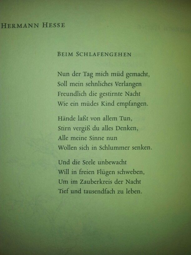 Bild von Gedicht oben steht Herman Hesse in großen Buchstaben. 
Darunter das Gedicht. 

Beim Schlafengehen

Nun der Tag mich müd gemacht,
Soll mein sehnliches Verlangen
Freundlich die gestirnte Nacht
Wie ein müdes Kind empfangen.

Hände, laßt von allem Tun
Stirn, vergiß du alles Denken,
Alle meine Sinne nun
Wollen sich in Schlummer senken.

Und die Seele unbewacht
Will in freien Flügen schweben,
Um im Zauberkreis der Nacht
Tief und tausendfach zu leben.