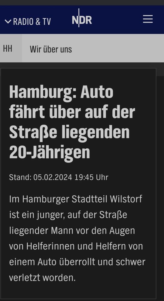 Schlagzeile: Auto fährt über auf der Straße liegenden 20-jährigen