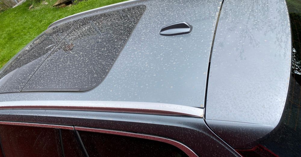 Auto-Dach mit deutlichen Spuren von Sahara-Staub.