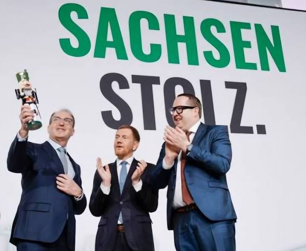 Dobrindt, Kretschmer und noch so ein Klapskalli vor dem Hintergrundplakat vom Landesparteitag mit der Aufschrift "SACHSEN STOLZ."