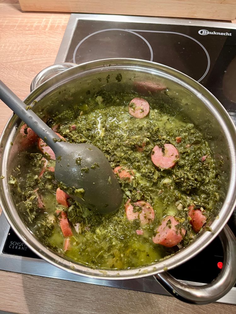 Ein Topf mit Grünkohl und Mettenden