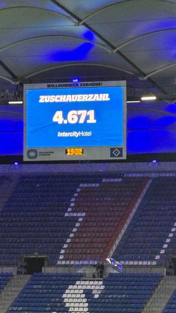 Foto der Leinwand, die die Zuschauendenzahl anzeigt. Es waren 4671 Zuschauer anwesend.