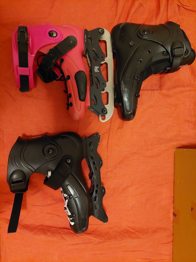 Les trois coques de roller vu de dessus:
- la rose taille 39 (avec une lame de patinage montée dessus)
- la noire taille 40, environ 1 cm plus longue
- la noire taille 42, encore 1cm plus long que la précédente.