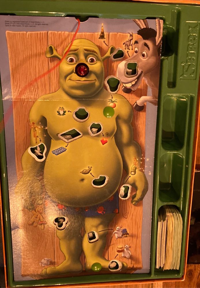 L’intérieur de la boîte du docteur maboul édition Shrek