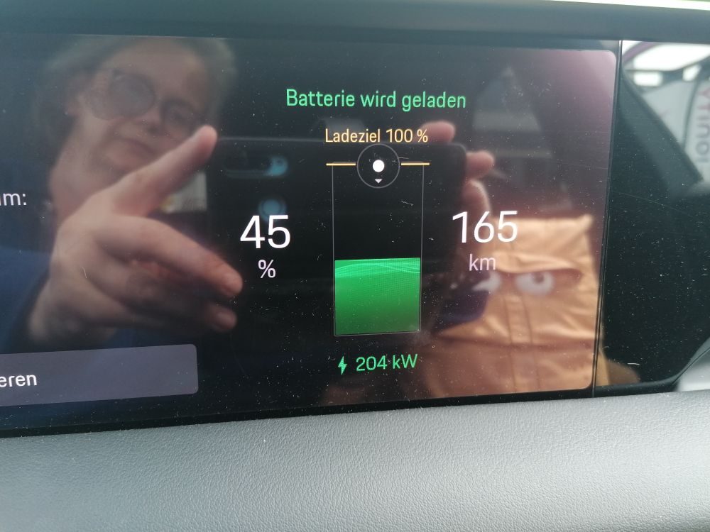 Anzeige 204 kW bei einem Ladestand von 45%. 
