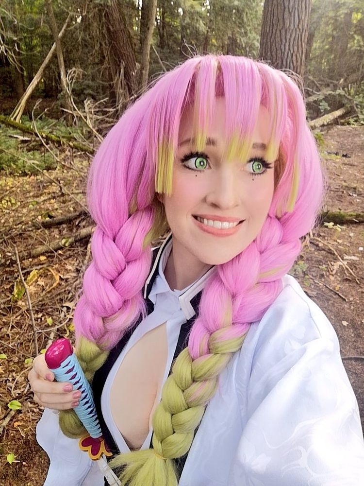 Mitsuri Kanroji cosplay selfie 