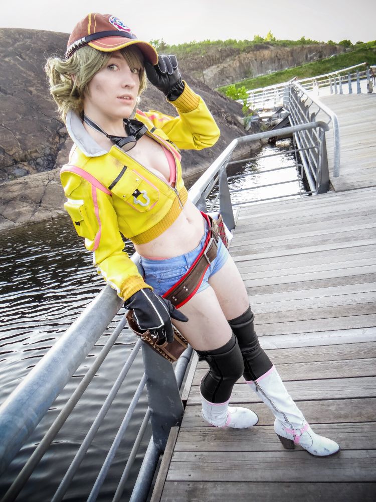 Cindy from Final Fantasy XV cosplay