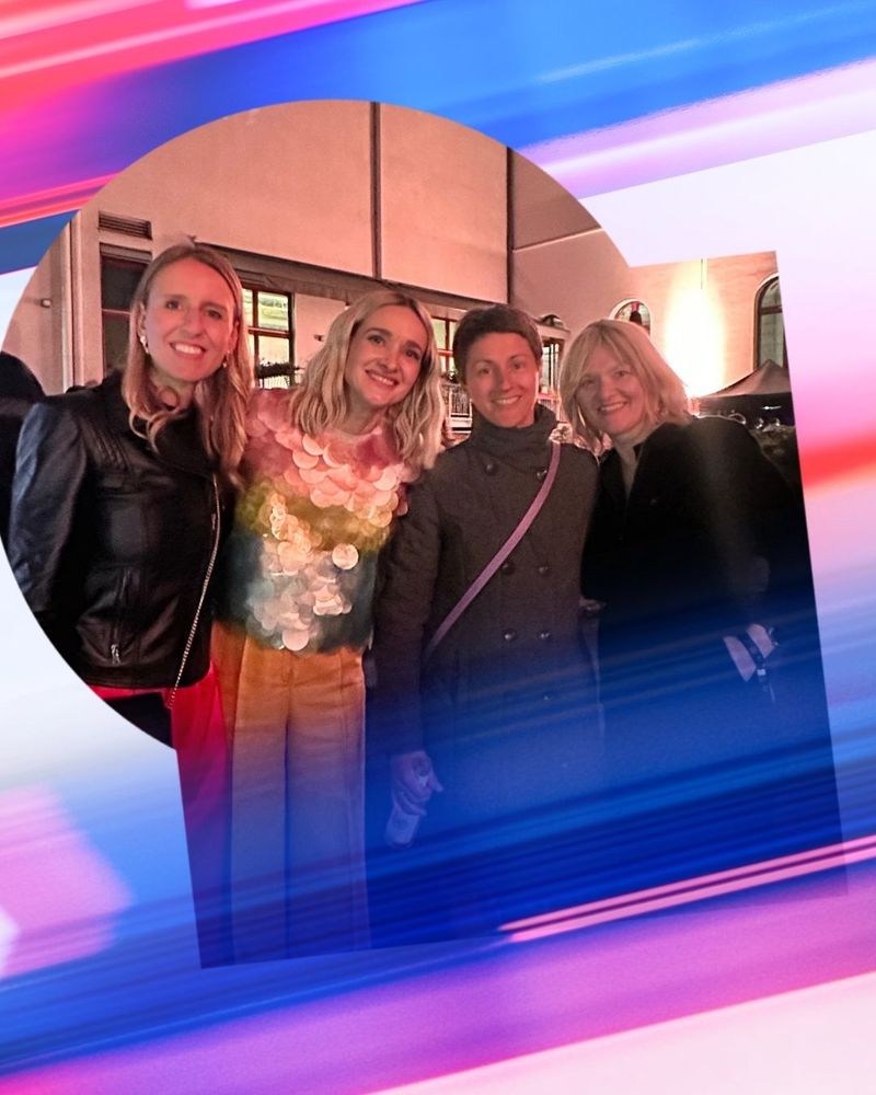 eine Gruppe von Frauen posiert für ein Bild