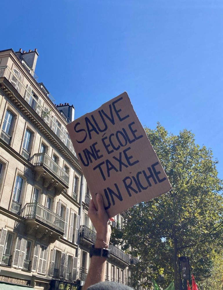 Pancarte manif « sauve une école, taxe un riche »