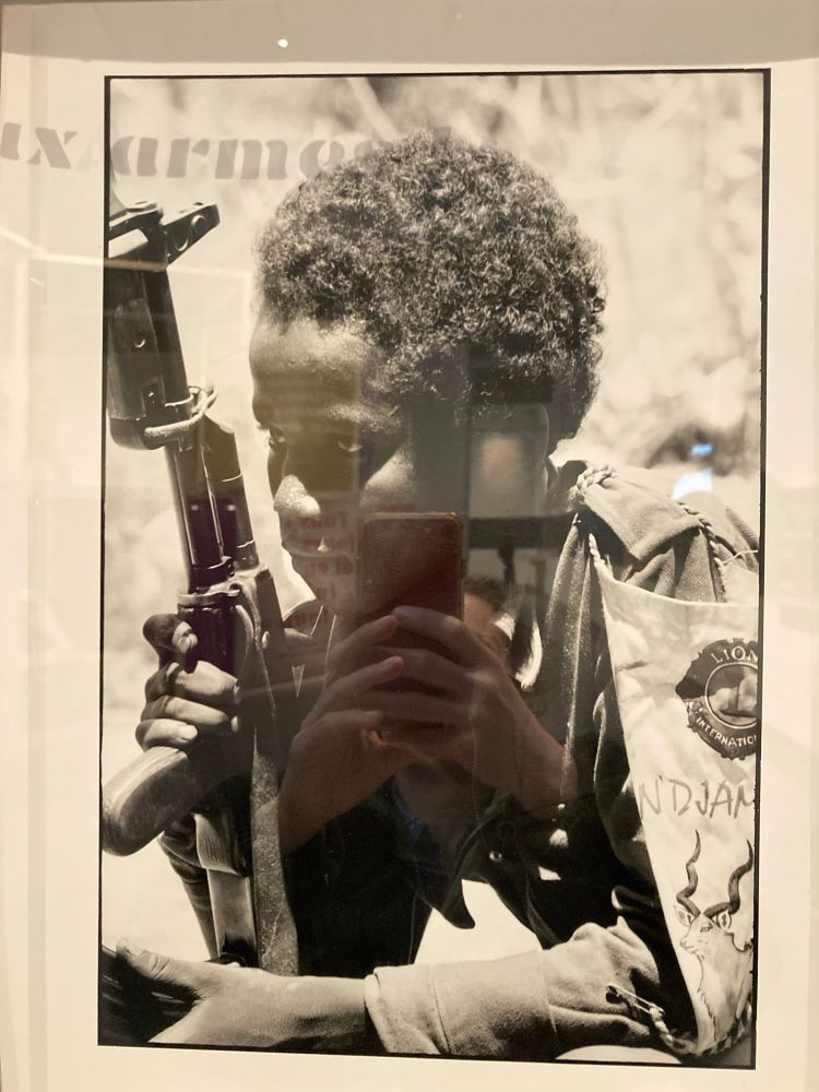 Enfant avec une arme