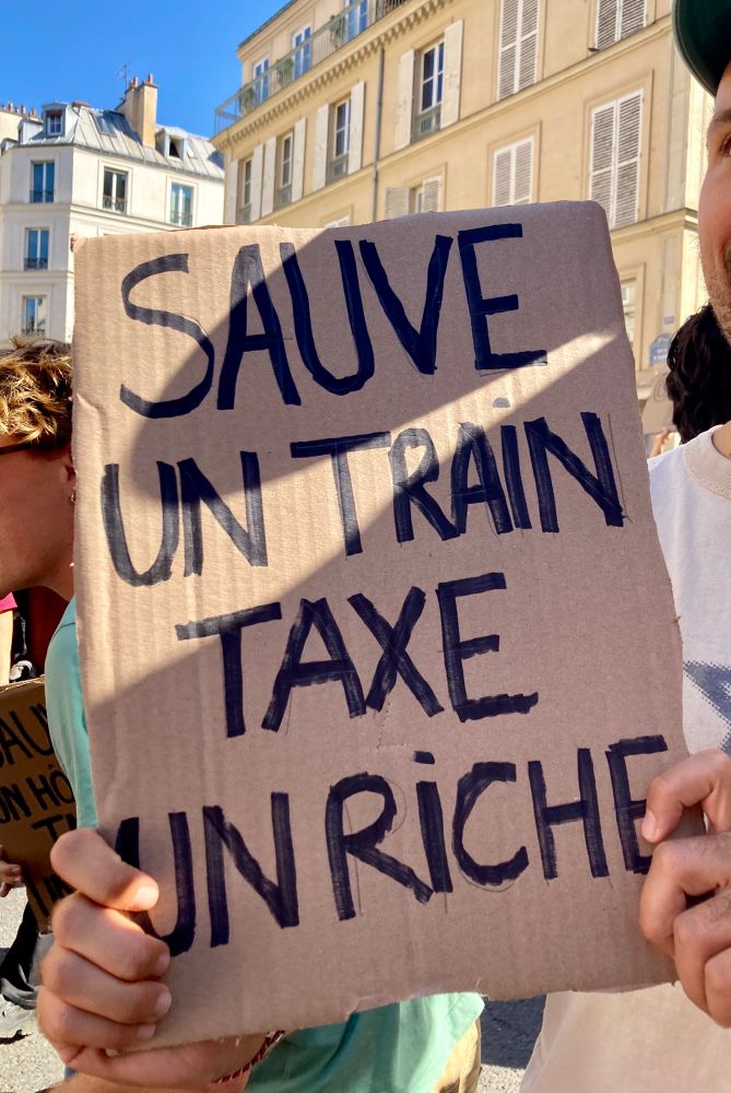 Pancarte manif « sauve un train, taxe un riche »