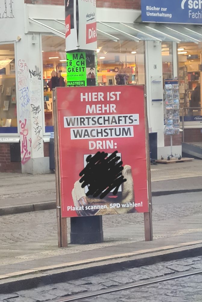 Ein auf einem Straßenpfosten befestigtes SPD-Wahlplakat wirbt für mehr Wirtschaftswachstum. Der zentrale Teil des Plakats, ein QR Code wurde von mir unkenntlich gemacht. Darunter steht der Aufruf "Plakat scannen, SPD wählen!".