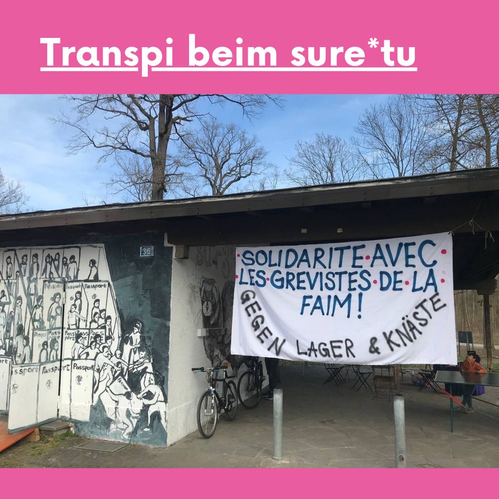 Transparent beim sure*tu, auf welchem steht:

Solidarité avec les grevistes de la faim! Gegen Lager & Knäste