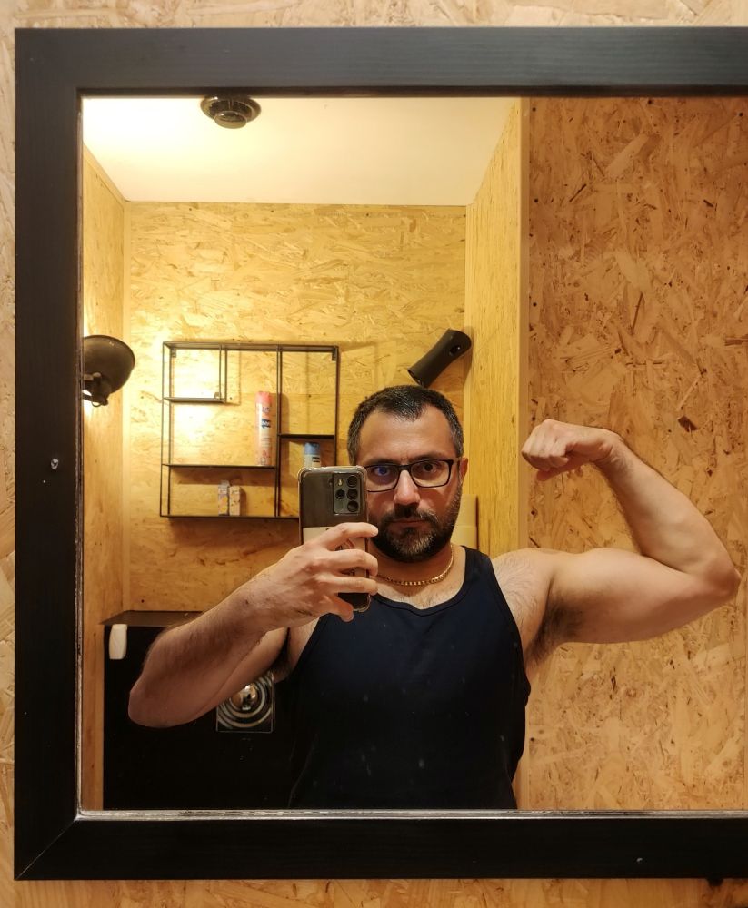 Foto von mir vor dem WC Spiegel beim Sport