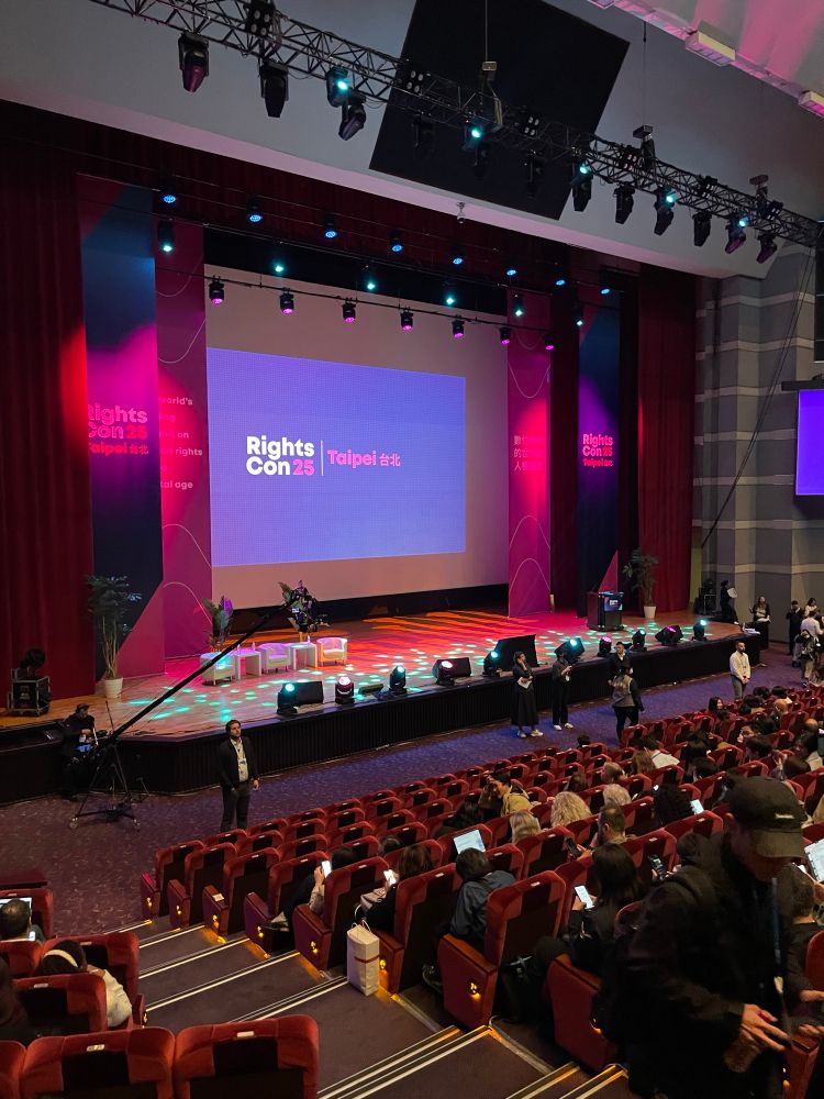 Kuva RightsConin avajaisseremonian lavasta ennen tilaisuutta