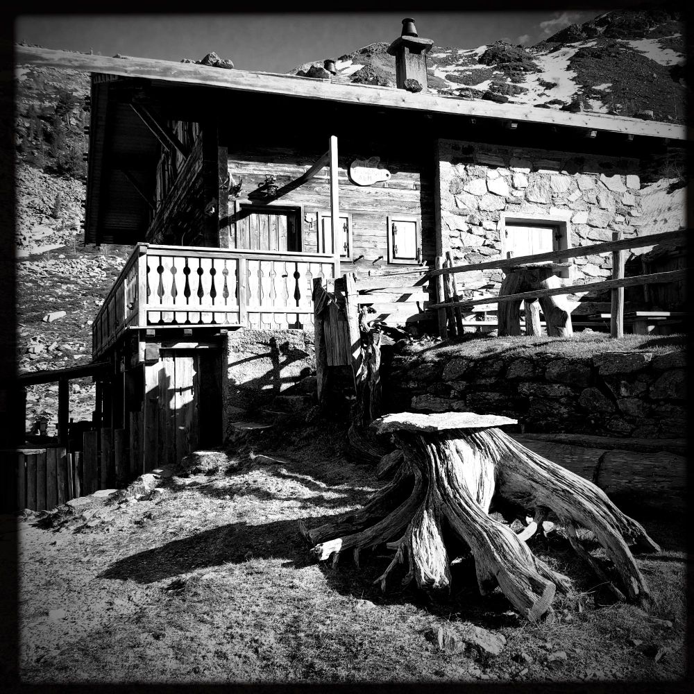 Una malga in montagna costruita con sassi e legno