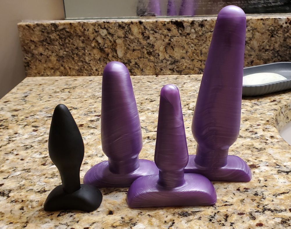 A black plug stood next to 3 purple plugs