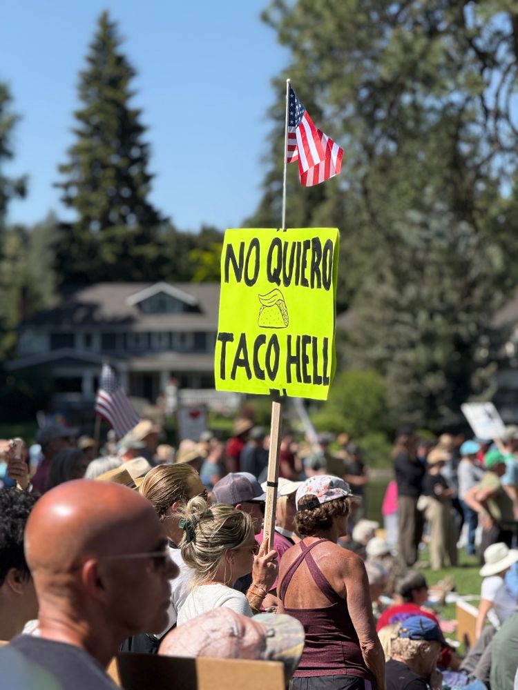 Yellow sign saying “No quiero taco hell”