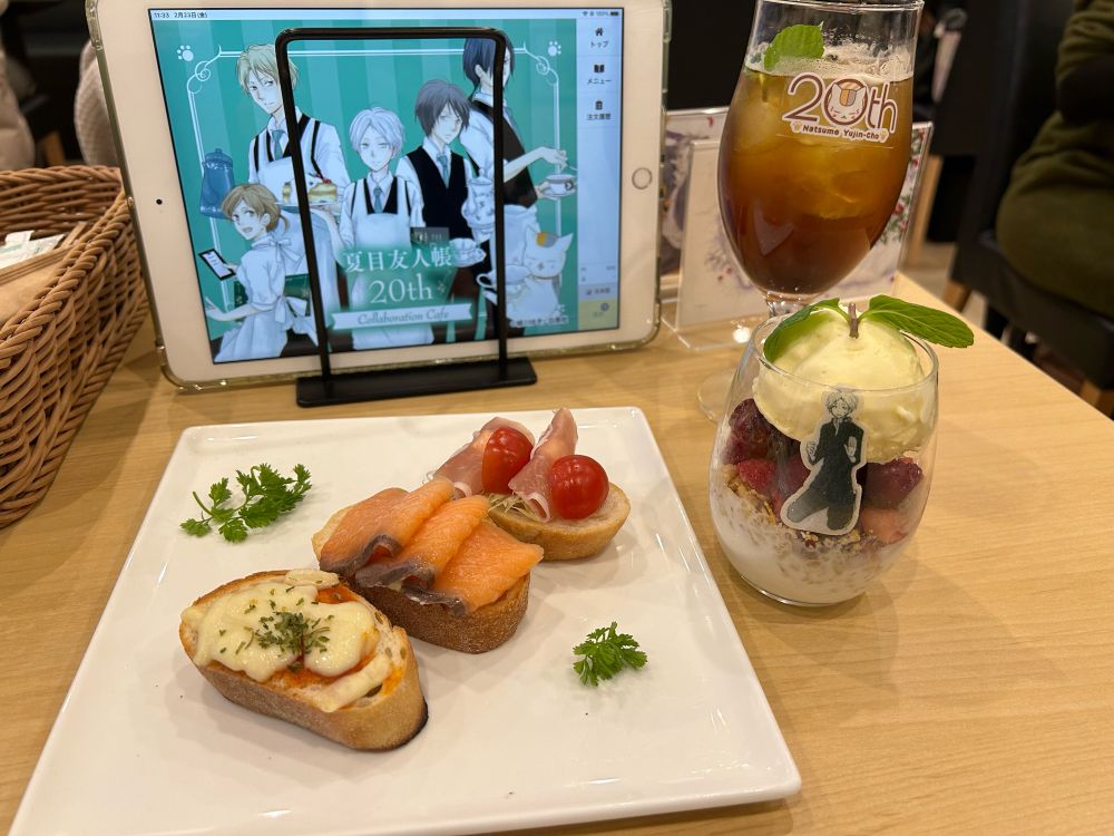 名取さんの二面性を表現したドリンクと的場さんが食べたカナッペと夏目のヨーグルトパフェ