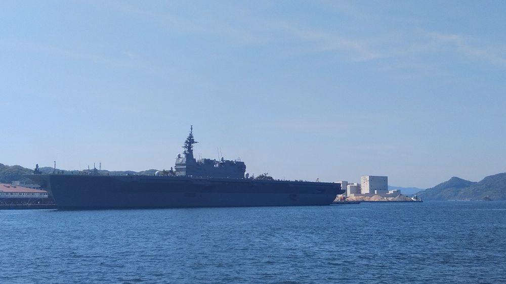 護衛艦いずも
佐世保港