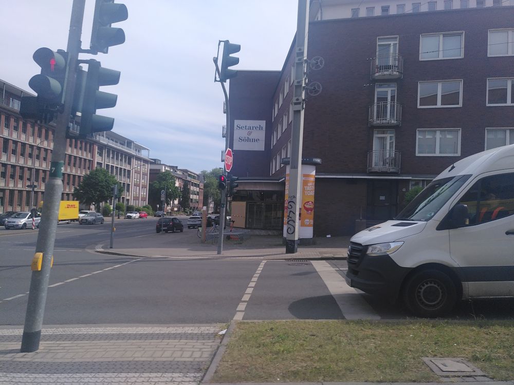 Triptychon aus drei Fotos, die aus der Straßenbahn heraus geschossen wurden beim Überqueren der Kronprinzenstraße in Essen. Bild 3 ist am Ende der Kreuzung aufgenommen, weiter aus der fahrenden Straßenbahn heraus. Ein Transporter wartet vor einer roten Ampel. 