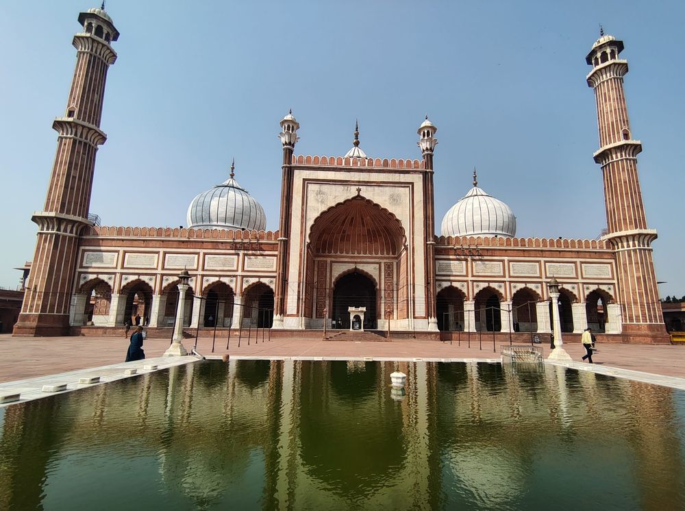 Frontalansicht der größten Moschee Indiens, Jama Masjid, in Delhi.
