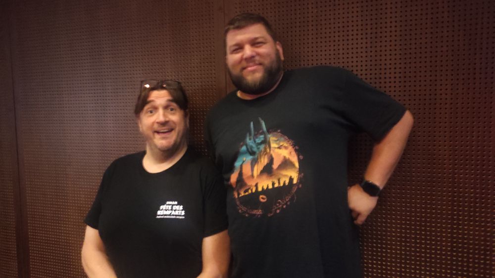 William blanc et nota Bene. William s'est mis à genoux pour les besoins de la photo et nota Bene porte un t-shirt évoquant le seigneur des anneaux