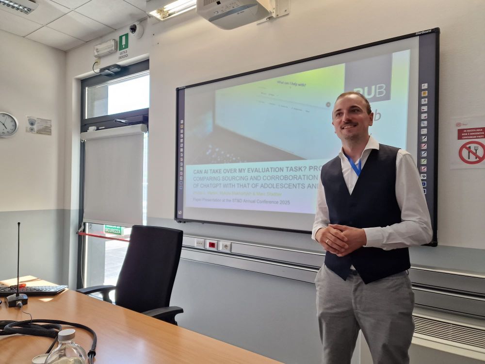 Philipp Marten holding a presentation at the 2025 meeting of the Society for Text & Discourse