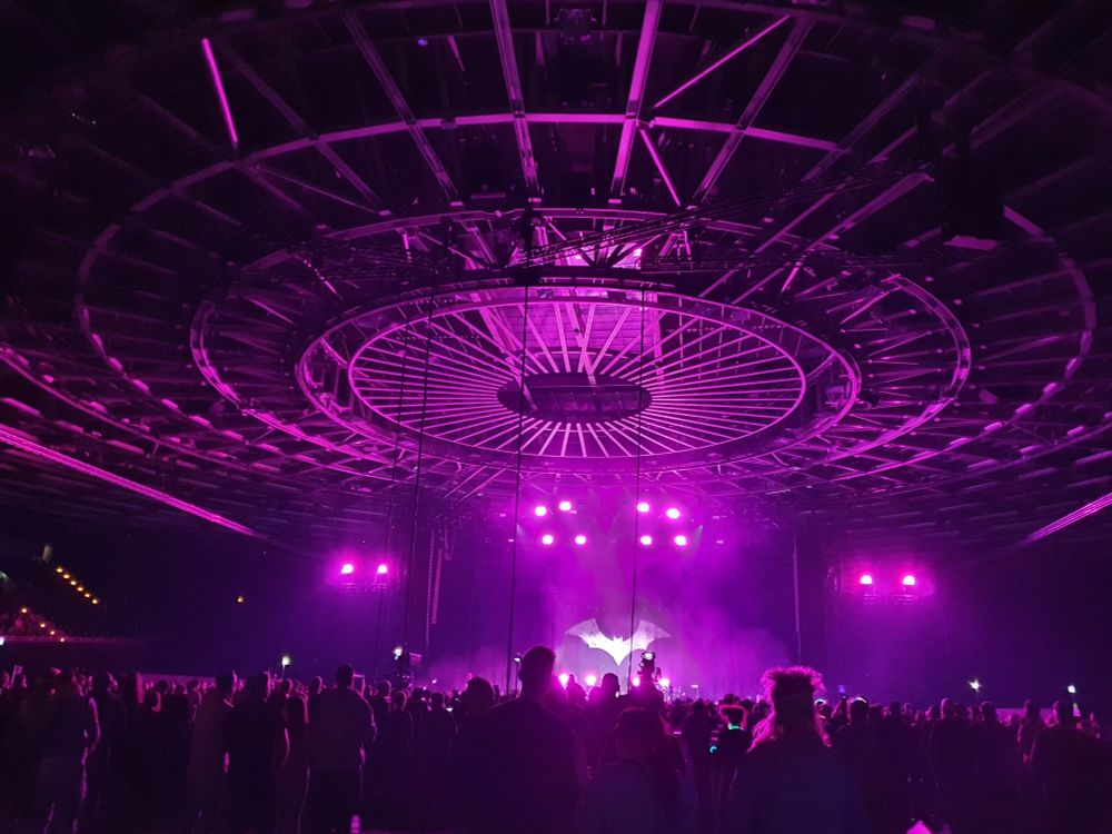 Blick zur Bühne mit kreisförmigen Deckenelementen im Velodrom Berlin