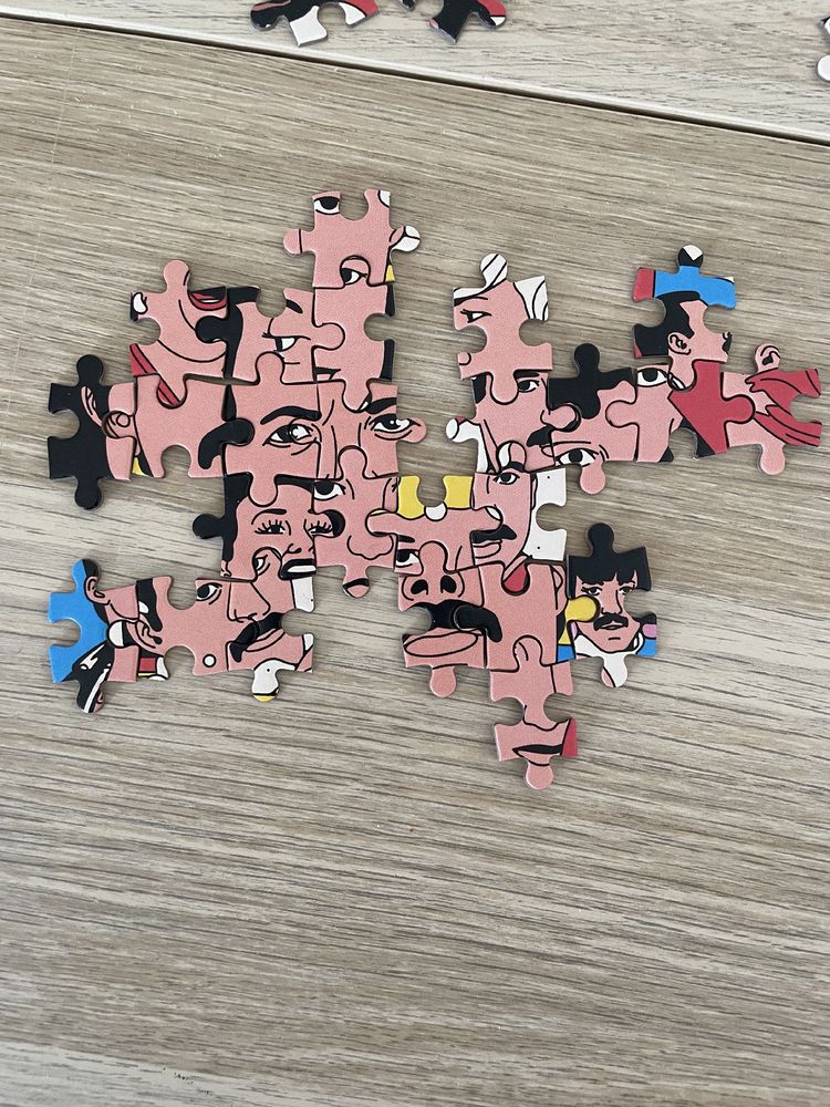 Pièces de puzzle de multiples visages de Freddie Mercury mélangées