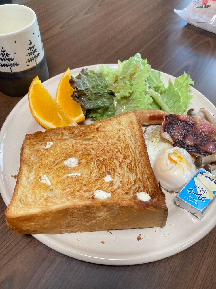 デニッシュ食パン、オレンジ、レタス、ベーコン、卵、チーズ、ソーセージの朝ごはん