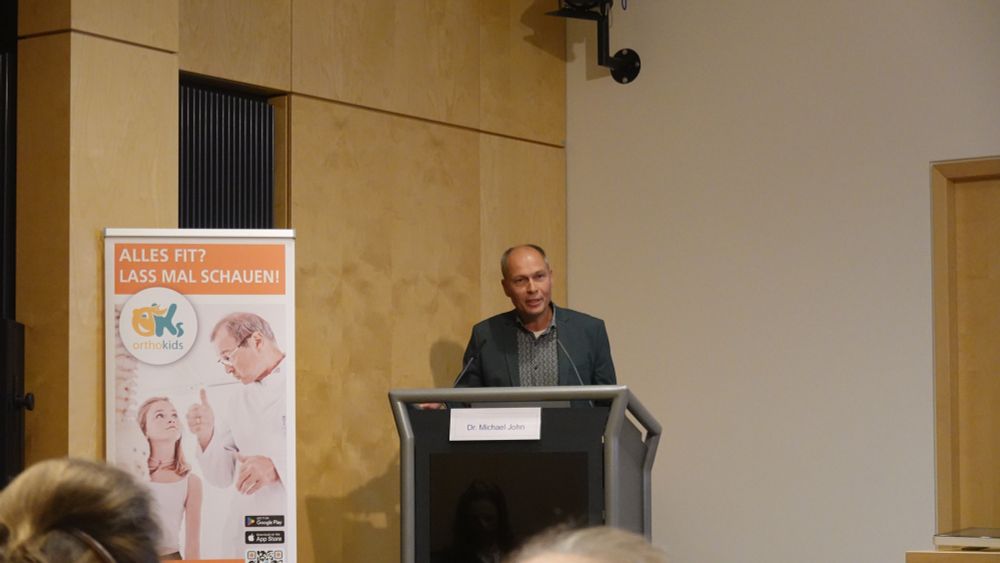 Dr. Michael John während seines Vortrags am 30.10.2025. 