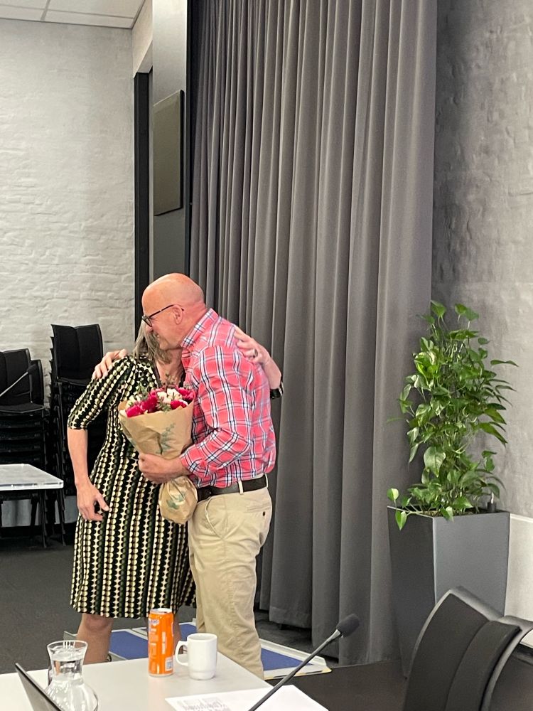 Geir Lippestad mottar blomster og klem fra Irene Solli