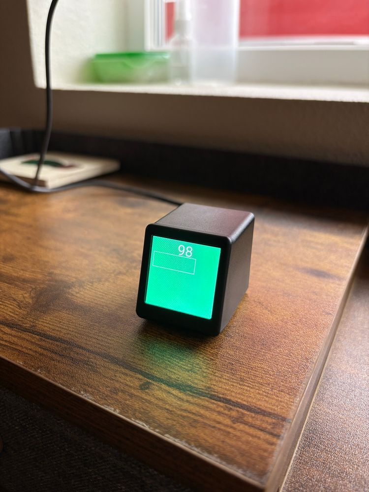 Semi finished product on my desk. Showing a basic screen that only displays my glucose.