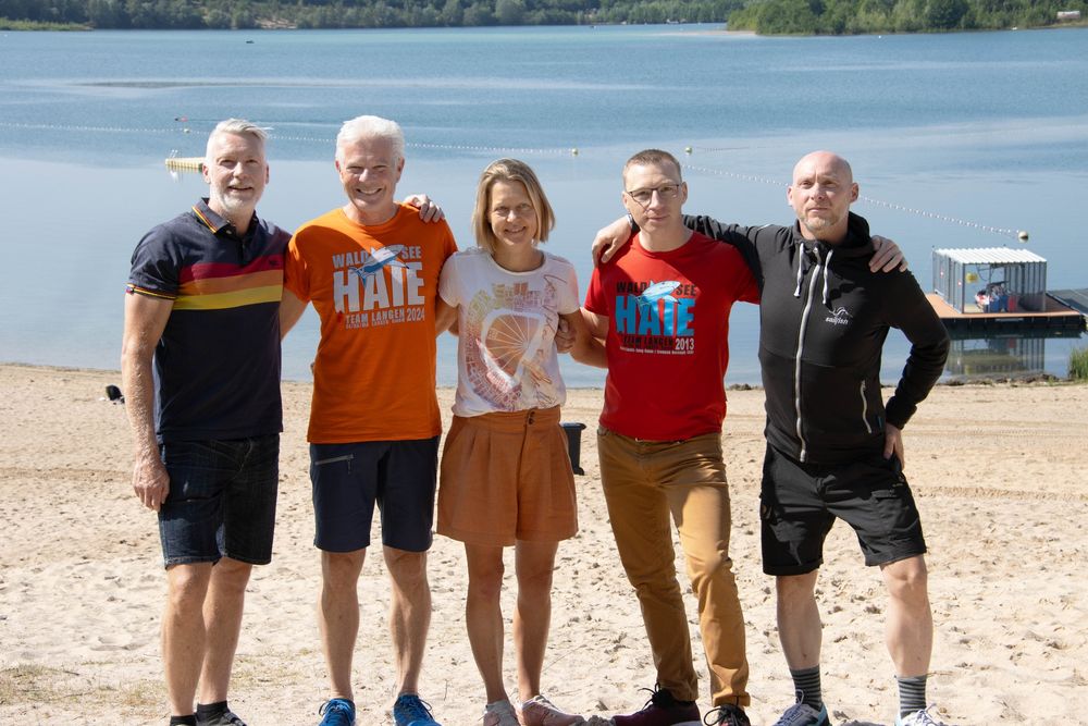 Foto zeigt die Waldsee-Haie Sascha Prehn, Frank Richter, Anne Baumgarten, Alexander Laloi und Jörg Mayer (von links) am Strandbad Langener Waldsee.
